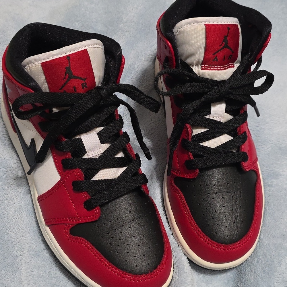 Air Jordan 2020 1 Mid GS 'Chicago Black Toe Size 4Y - Picture 12 of 12